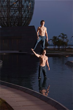 Deux acrobates spectacle extérieur, Taipa, Macau, Chine Photographie de stock - Rights-Managed, Code: 700-03720161