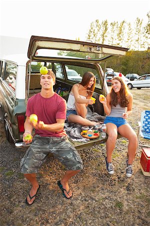 Group of Teenagers Hanging Out at Drive-In Theatre Foto de stock - Con derechos protegidos, Código: 700-03738542