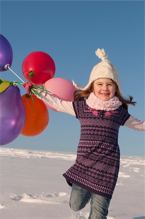 Fille avec des ballons Running Down Hill en hiver Photographie de stock - Rights-Managed, Code: 700-03739293