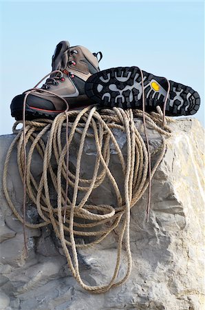 simsearch:700-05973266,k - Bottes de randonnée et de la corde sur Boulder Photographie de stock - Rights-Managed, Code: 700-03766835