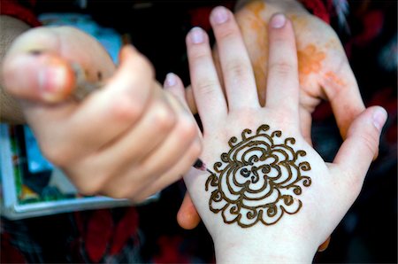 Moroccan Woman Making Henna Tattoo, Marrakech, Morocco Foto de stock - Con derechos protegidos, Código: 700-03778134