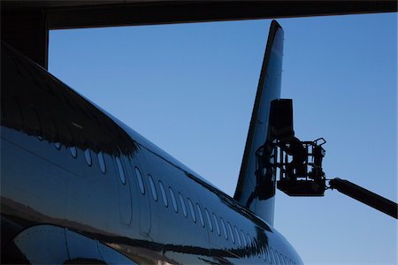 Mécanicien travaillant sur la queue de l'avion Photographie de stock - Rights-Managed, Code: 700-03778507