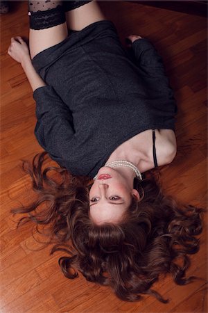 shirt collar - Woman Lying on Floor Foto de stock - Con derechos protegidos, Código: 700-03814112