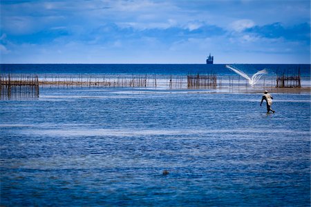 polynesian - Man Fishing with Throw Net, Nuku'alofa, Tongatapu, Kingdom of Tonga Stock Photo - Rights-Managed, Code: 700-03814138