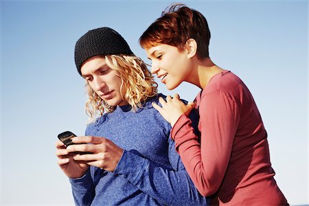 Couple Looking at Cell Phone Foto de stock - Con derechos protegidos, Código: 700-03814405