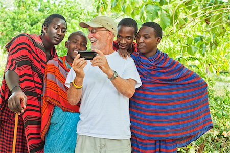 Touristiques montrant la Photo sur téléphone portable au groupe des hommes de Masai Photographie de stock - Rights-Managed, Code: 700-03865405