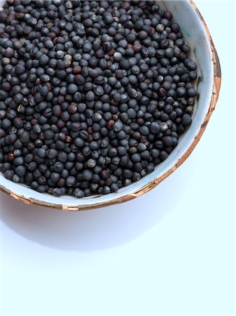 A bowl of black mustard seed on a white background Foto de stock - Con derechos protegidos, Código: 824-07585835