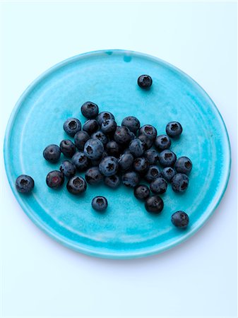 simsearch:824-07586124,k - Ripe blueberries on a turquoise plate on a white background Stock Photo - Rights-Managed, Code: 824-07585855