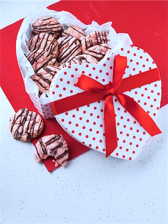 ribbon (material) - American strawberry cookies for Valentines Day in a heart shaped box Stock Photo - Rights-Managed, Code: 824-07586009