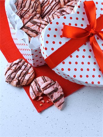 ribbon (material) - American strawberry cookies for Valentines Day in a heart shaped box Stock Photo - Rights-Managed, Code: 824-07586010