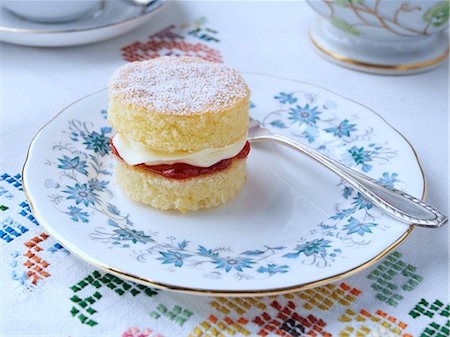 simsearch:824-07586191,k - Individual Victoria sandwich Stock Photo - Rights-Managed, Code: 824-07586144