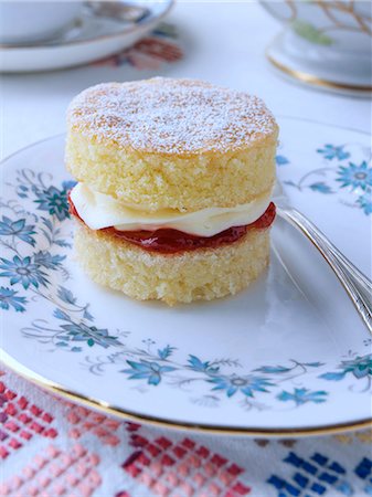simsearch:824-07586191,k - Individual Victoria sandwich Stock Photo - Rights-Managed, Code: 824-07586145
