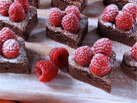 Valentines Day brownies Foto de stock - Con derechos protegidos, Código: 824-07586371