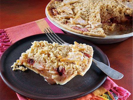 simsearch:824-07586191,k - Apple cranberry crumble pie Stock Photo - Rights-Managed, Code: 824-07586373
