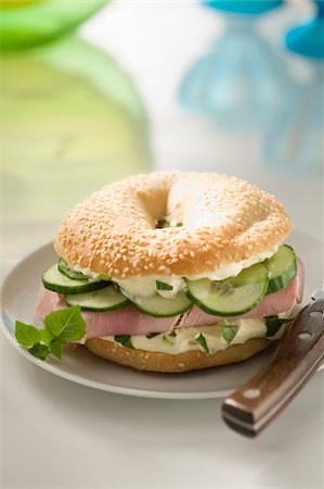 Boiled ham and cucumber bagel sandwich Foto de stock - Con derechos protegidos, Código: 825-05814741