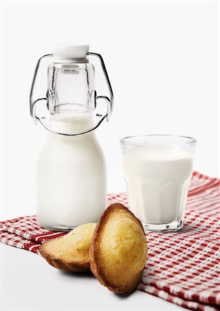 simsearch:825-03628865,k - Madeleines and milk for teatime Stock Photo - Rights-Managed, Code: 825-05814920
