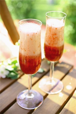 simsearch:652-03802277,k - Strawberry champagne Stock Photo - Rights-Managed, Code: 825-05811277