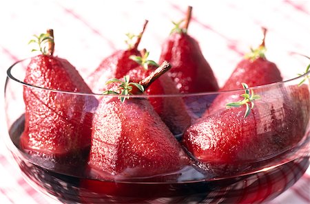 Dessert poire Williams avec vin de cassis et de la sarriette Photographie de stock - Rights-Managed, Code: 825-05811362