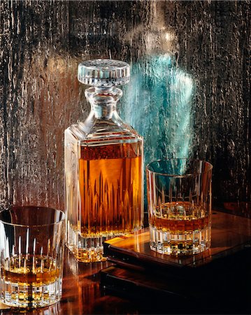 Decanter and glasses of vintage whisky Foto de stock - Con derechos protegidos, Código: 825-05813891