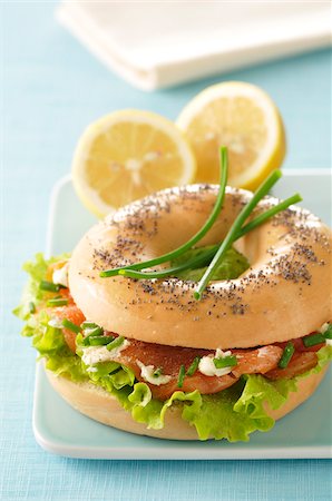 Smoked salmon bagel sandwich Foto de stock - Con derechos protegidos, Código: 825-05835809