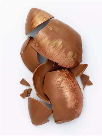 simsearch:825-06047612,k - Broken milk chocolate Easter egg Stock Photo - Rights-Managed, Code: 825-05836645