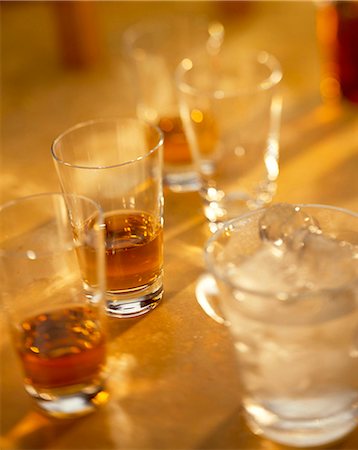 glasses of whisky Foto de stock - Con derechos protegidos, Código: 825-05986188