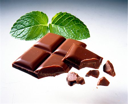 simsearch:825-06047612,k - Squares of milk chocolate with mint leaves Stock Photo - Rights-Managed, Code: 825-05986328