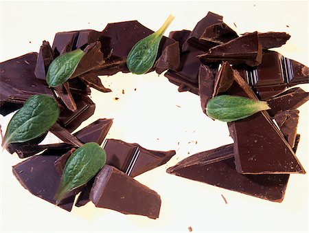 simsearch:825-06047612,k - broken chocolate squares and mint leaves Stock Photo - Rights-Managed, Code: 825-05986588