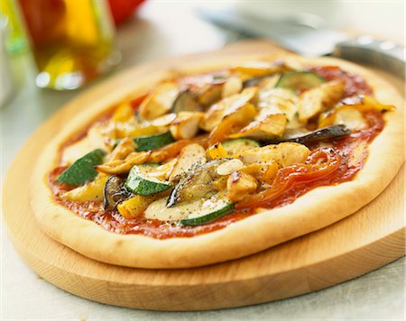 simsearch:825-07522085,k - Chicken and vegetable pizza Stock Photo - Rights-Managed, Code: 825-05989611