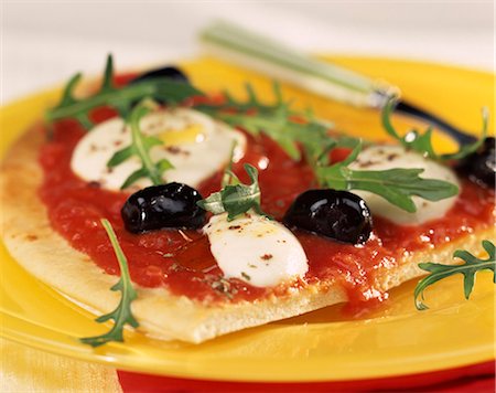 simsearch:825-07522085,k - tomato and olive pizza Stock Photo - Rights-Managed, Code: 825-05990219