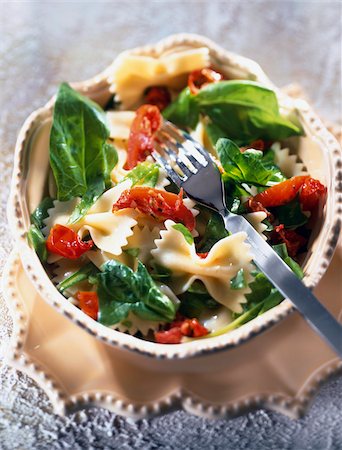 farfelle pasta, spinach and spicy oil salad Stock Photo - Rights-Managed, Code: 825-05990961