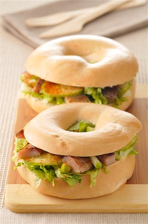 Raw vegetable and herring bagel sandwich Foto de stock - Con derechos protegidos, Código: 825-06047973