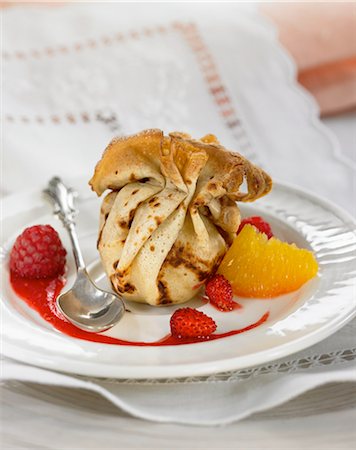 Pancake purse full of summer fruit Stock Photo - Rights-Managed, Code: 825-06048348