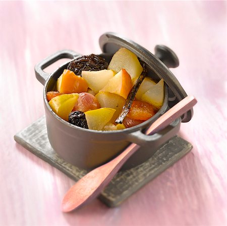 simsearch:825-06315282,k - Casserole dish of winter fruit with vanilla Stock Photo - Rights-Managed, Code: 825-06315426