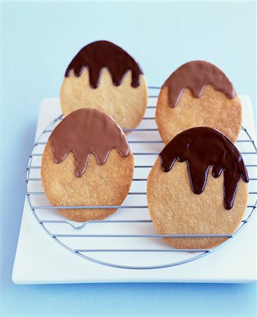 easter cookie - Egg-shaped cookies with melted chocolate Foto de stock - Con derechos protegidos, Código: 825-06315834