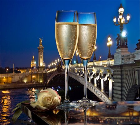 Deux verres de Champagne avec la vue Paris Pont Alexandre-III et de la nuit Photographie de stock - Rights-Managed, Code: 825-06316531