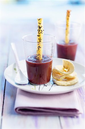 food or drink - Cream of beetroot soup with sliced Granny Smith apple Foto de stock - Con derechos protegidos, Código: 825-06316568