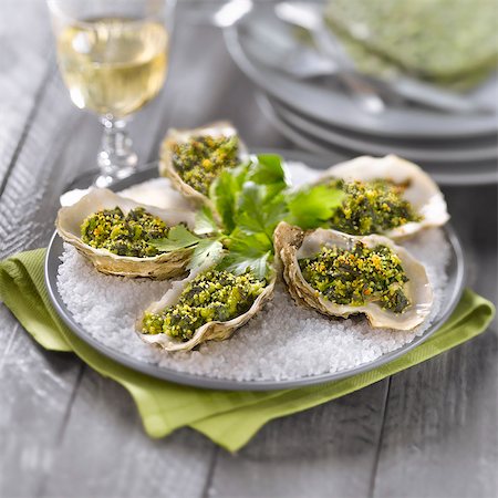 simsearch:825-07649320,k - Hot oysters with spinach,parsley and breadcrumbs Stock Photo - Rights-Managed, Code: 825-06815354