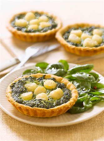 simsearch:825-07649320,k - Spinach and petoncle scallop tartlets Stock Photo - Rights-Managed, Code: 825-06815397