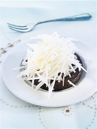 simsearch:825-07523099,k - Chocolate fondant with macadamia nuts and thinly chopped pears Photographie de stock - Rights-Managed, Code: 825-06815711