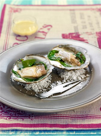 simsearch:825-07649320,k - Oysters with spinach and white sauce Stock Photo - Rights-Managed, Code: 825-06815943