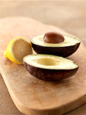 simsearch:825-05812193,k - Avocado cut in half Stock Photo - Rights-Managed, Code: 825-06816151