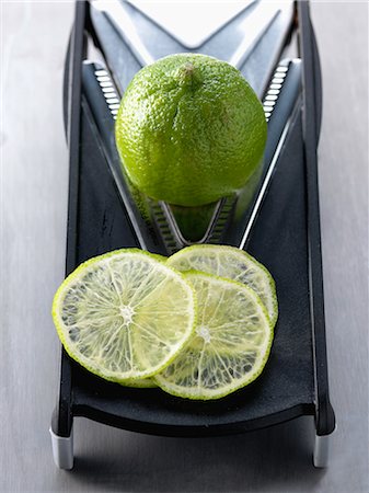 simsearch:825-05812193,k - Very fine slices of lime Stock Photo - Rights-Managed, Code: 825-06816244