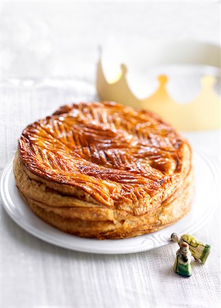 simsearch:825-07523099,k - Chocolate-hazelnut Galette des rois Photographie de stock - Rights-Managed, Code: 825-06816416