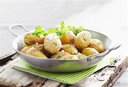 Sauteed Grenaille potatoes with coarse salt Stock Photo - Rights-Managed, Code: 825-06817221
