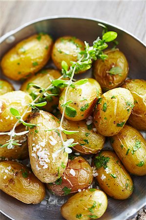 Sauteed Grenaille potatoes with coarse salt Stock Photo - Rights-Managed, Code: 825-06817222