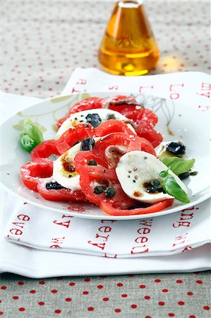 simsearch:700-01099893,k - Tomato, mozzarella and caper salad Stock Photo - Rights-Managed, Code: 825-06817542