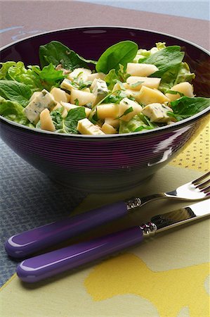 simsearch:825-05814612,k - Spinach,roquefort and pear salad Stock Photo - Rights-Managed, Code: 825-06817718