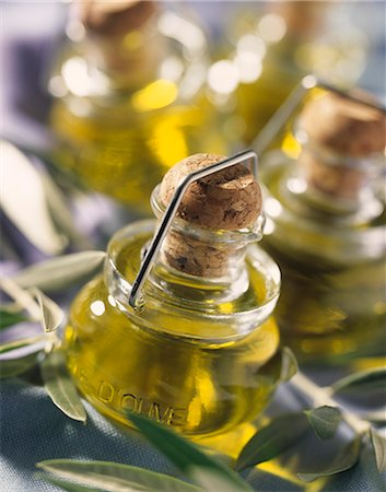 Small bottles of olive oil Foto de stock - Con derechos protegidos, Código: 825-07075854