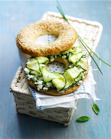 Goat's cheese,zucchini and herb bagel sandwich Foto de stock - Con derechos protegidos, Código: 825-07076938